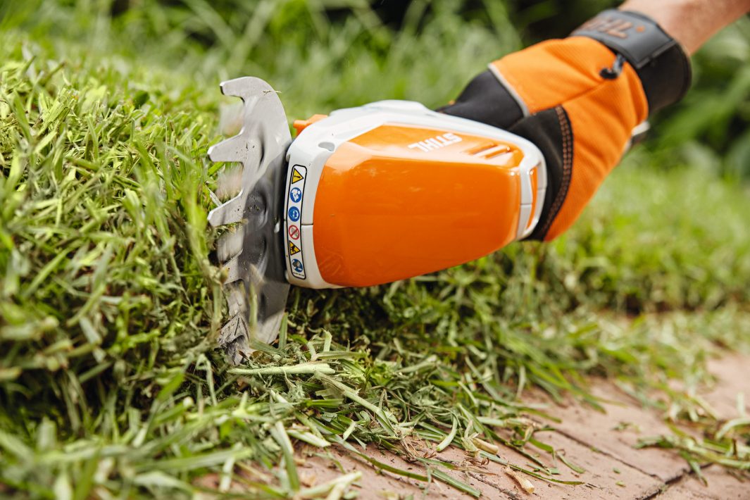 TAILLE BUISSON A BATTERIE STIHL HSA 26 AVEC LAME PELOUSE